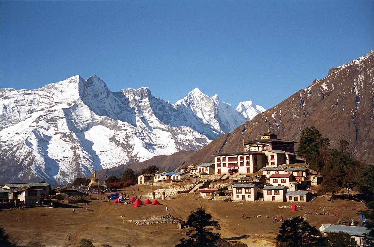 09 Tengboche - Tengboche Gompa With Kongde Shar, Konge Lho, Kongde Nup, Tengkangpoche, Panalotapa, Bigphero Go Shar 1997